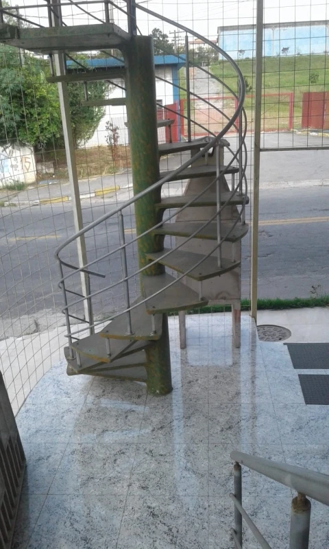 escada caracol de concreto com corrimão