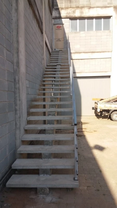 escada de concreto com viga central