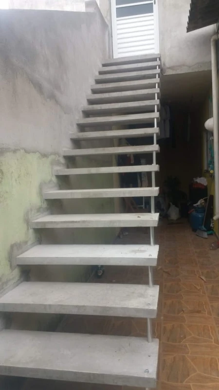 escada de concreto reta