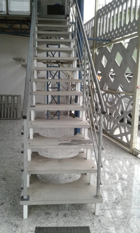 escada flutuante de concreto