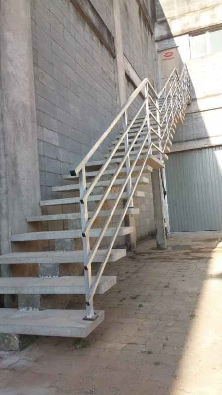 escada reta com viga central