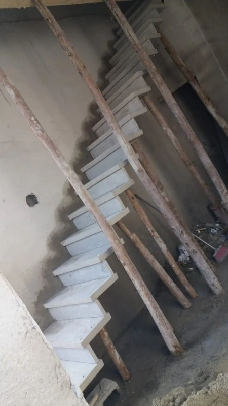 escada reta na sala
